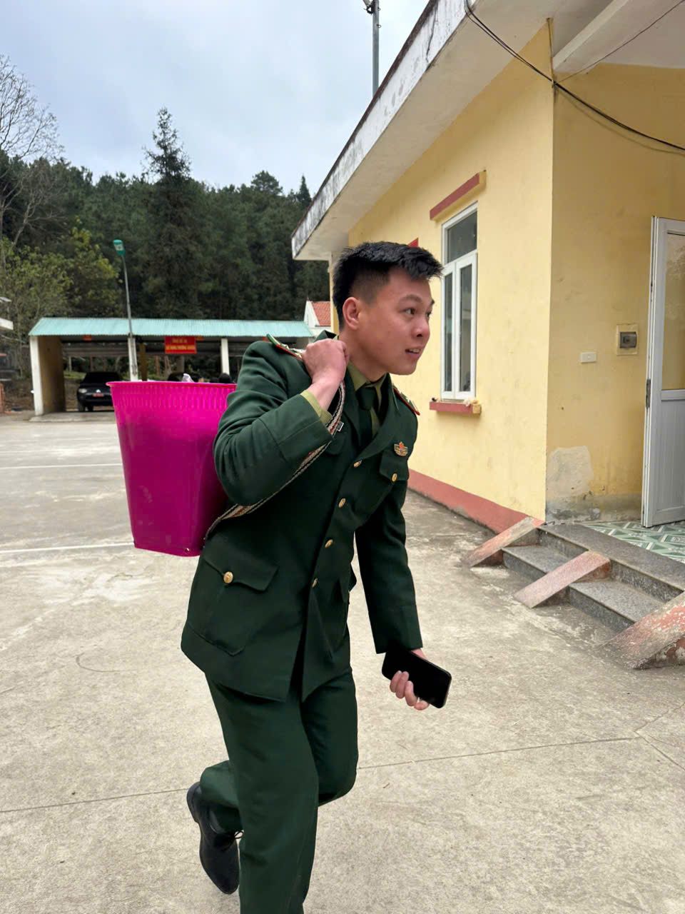 Chiến sĩ biên phòng gùi quà cho bà con