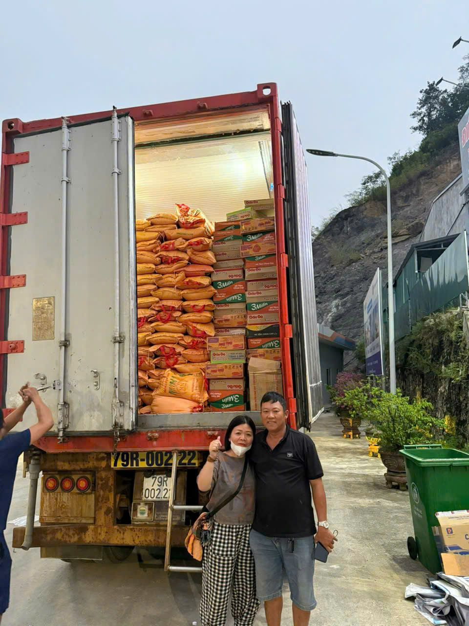 Xe hàng chở gạo, mì tôm lên Cao Bằng
