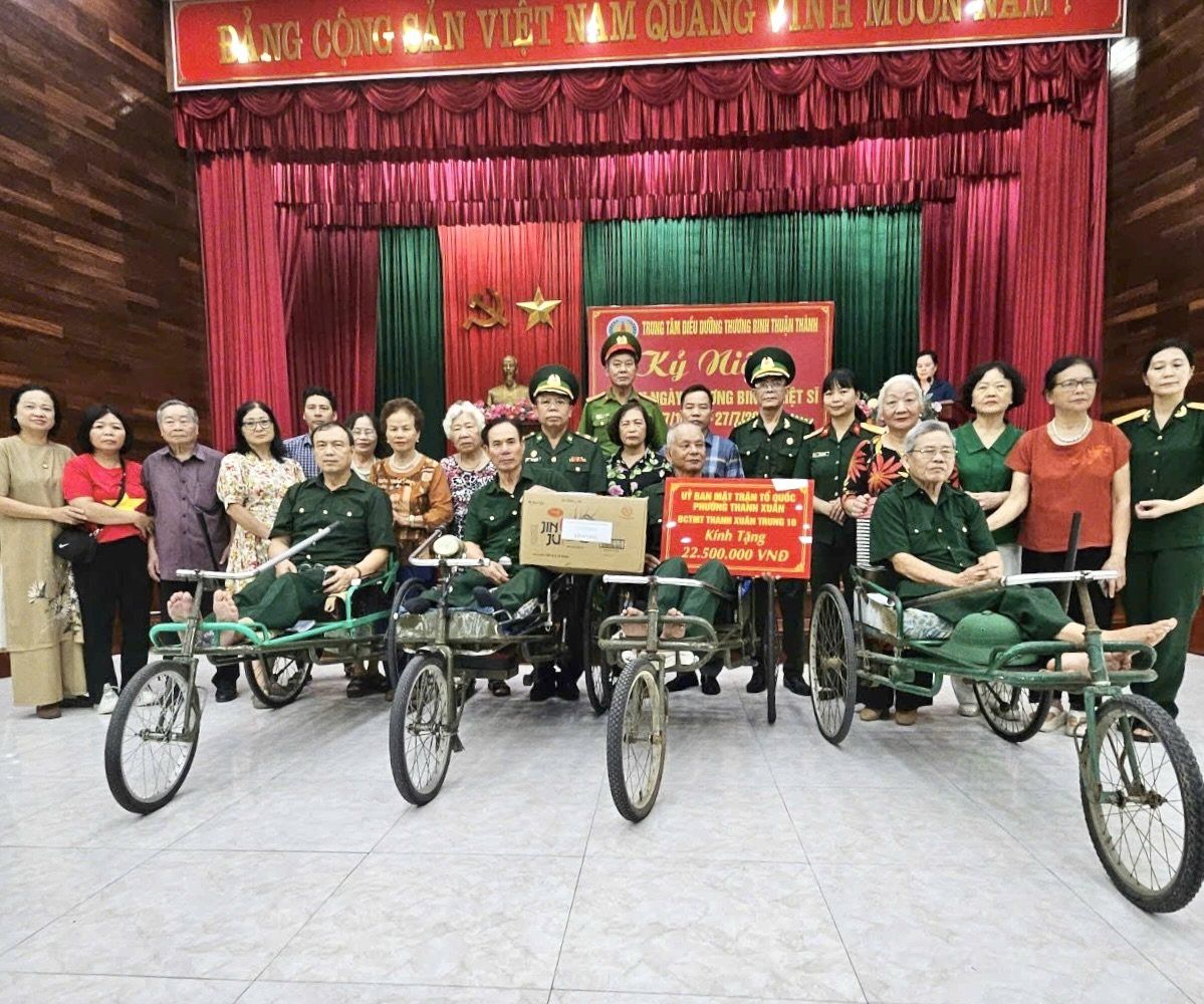 Đoàn Kenzi cùng các bác thương binh và những chiếc xe lăn tay trong hội trường
