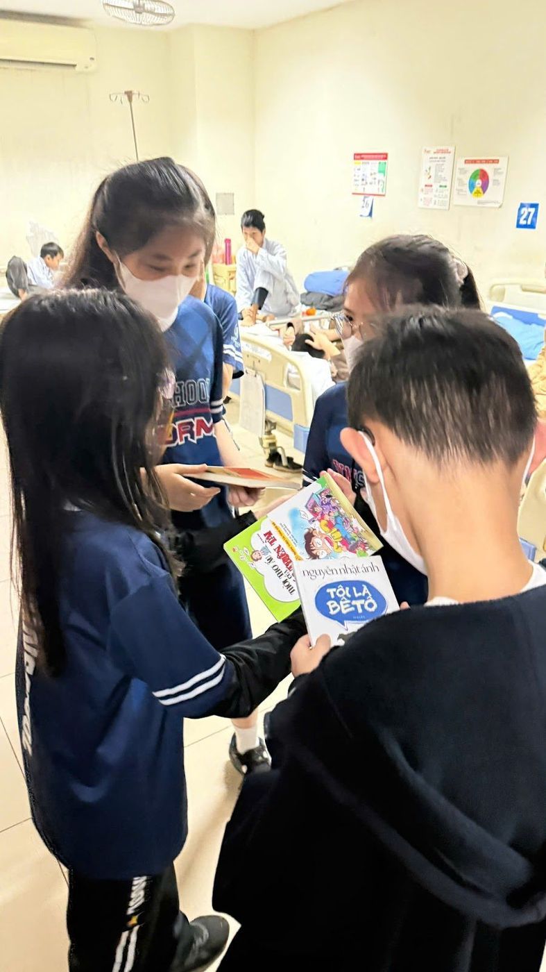 Các bạn nhỏ tình nguyện trao suất cơm tới từng giường bệnh