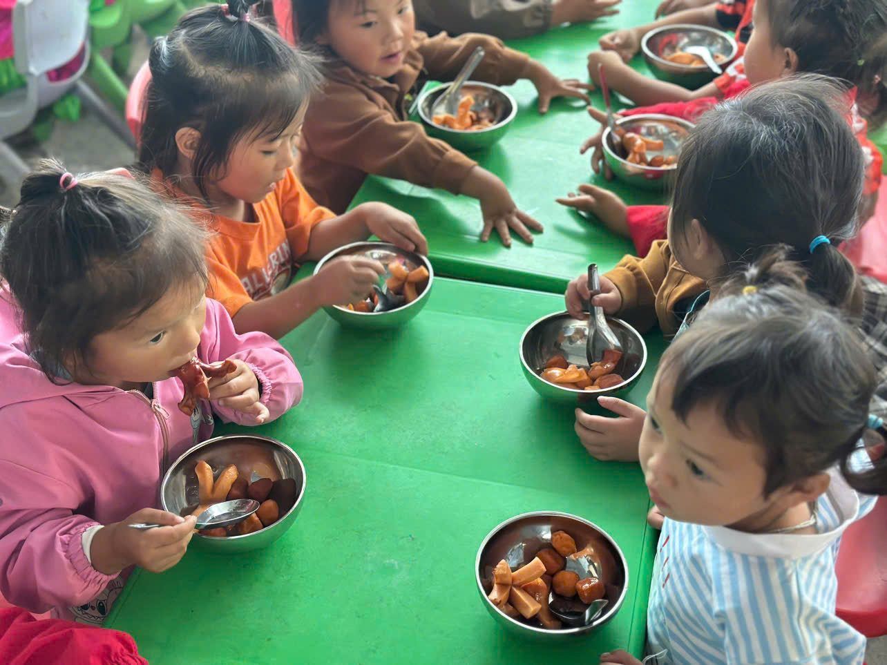 Các em cùng dùng bữa trưa tại điểm trường