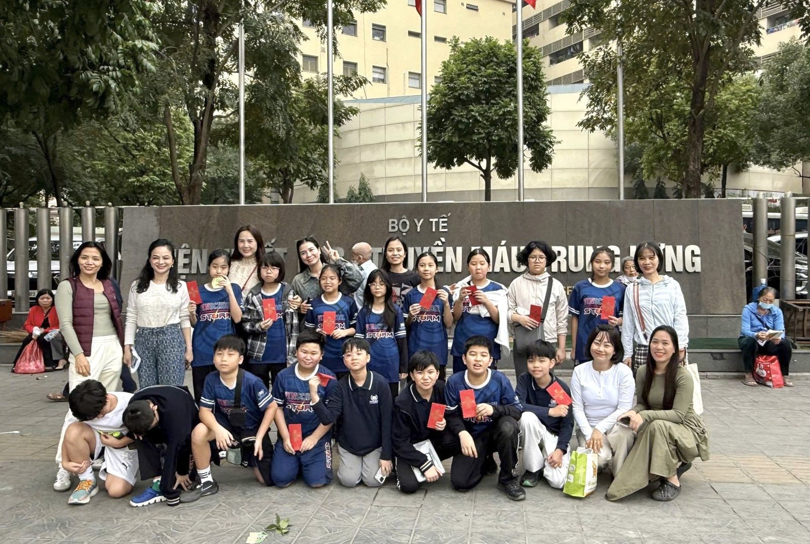 Các bạn tình nguyện chụp ảnh trước cổng Viện Huyết học – Truyền máu Trung ương