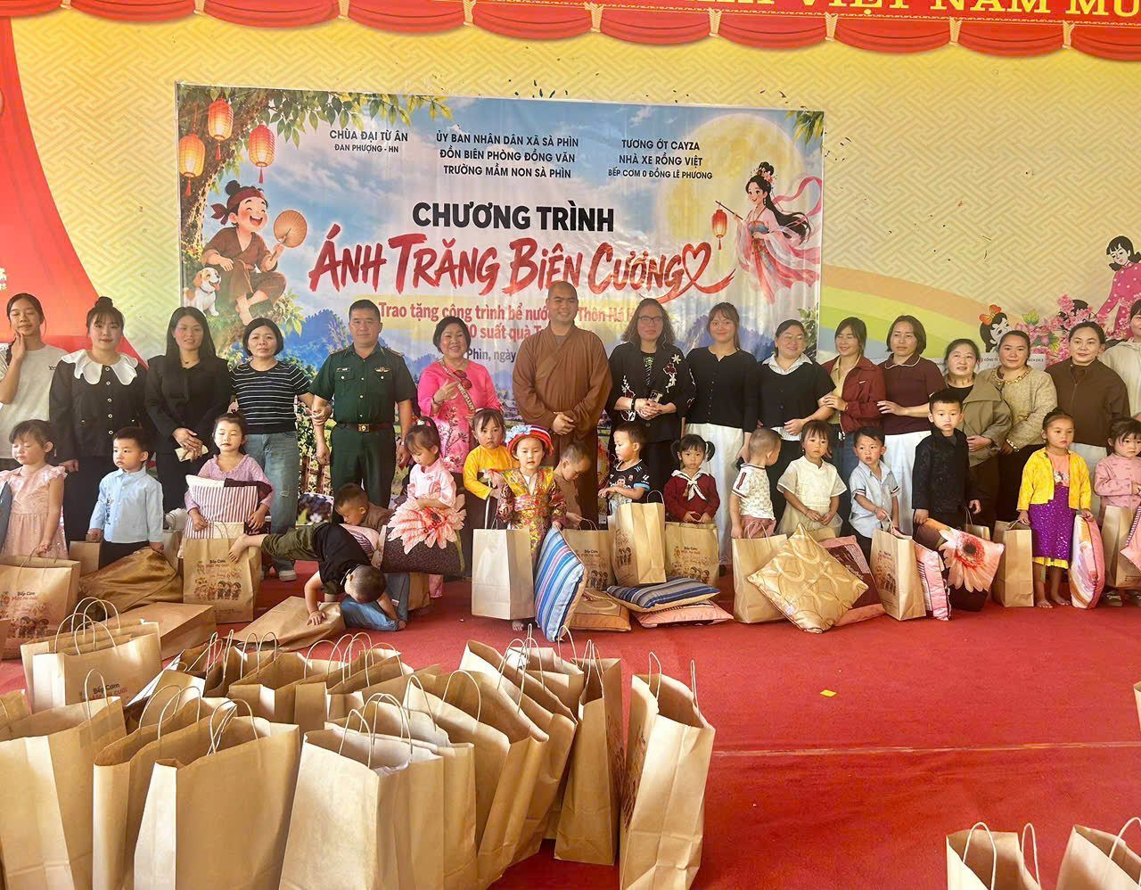 Khoảnh khắc trao quà Trung Thu