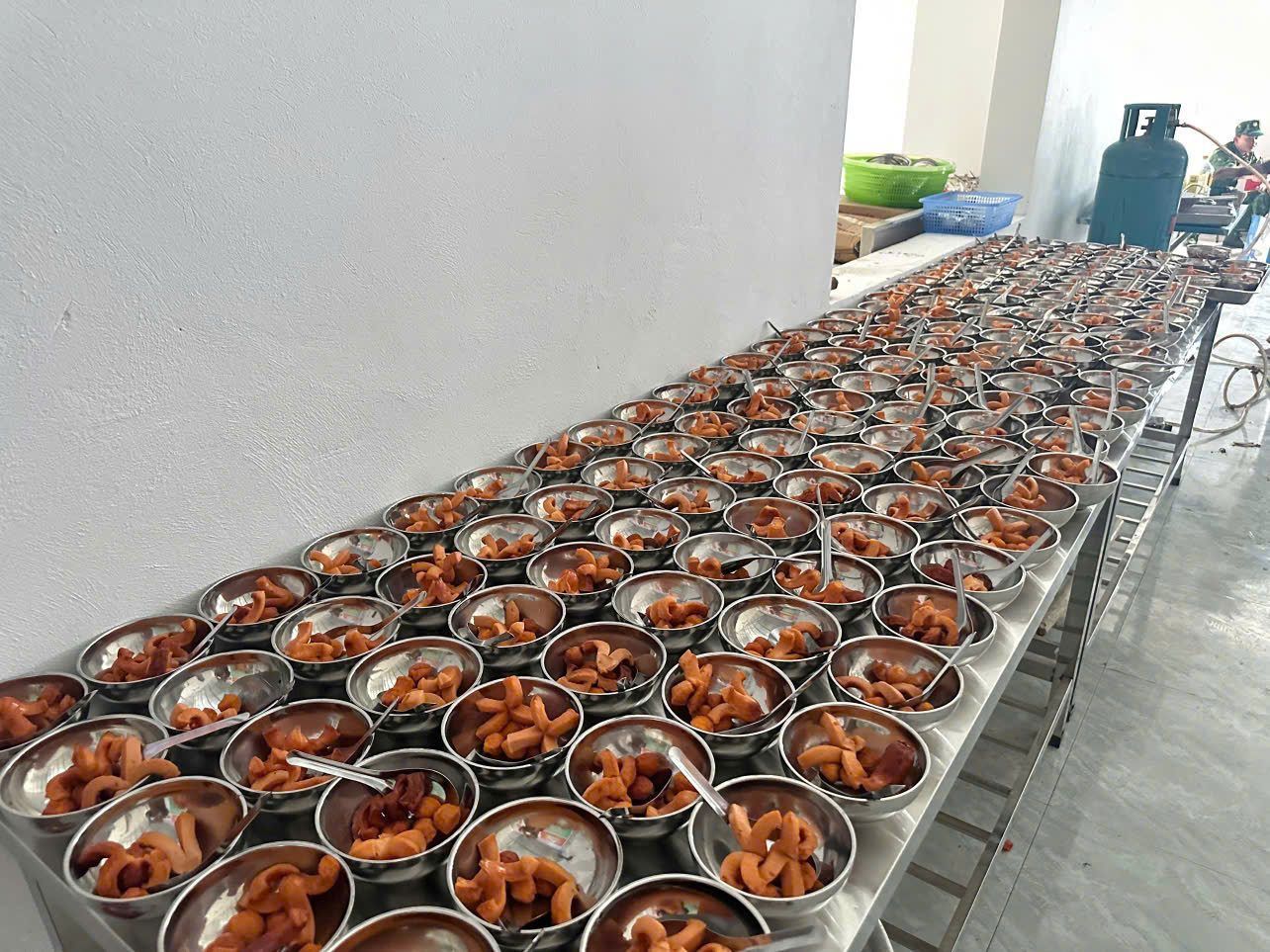 Những bát cơm được chuẩn bị sẵn cho các em vùng cao