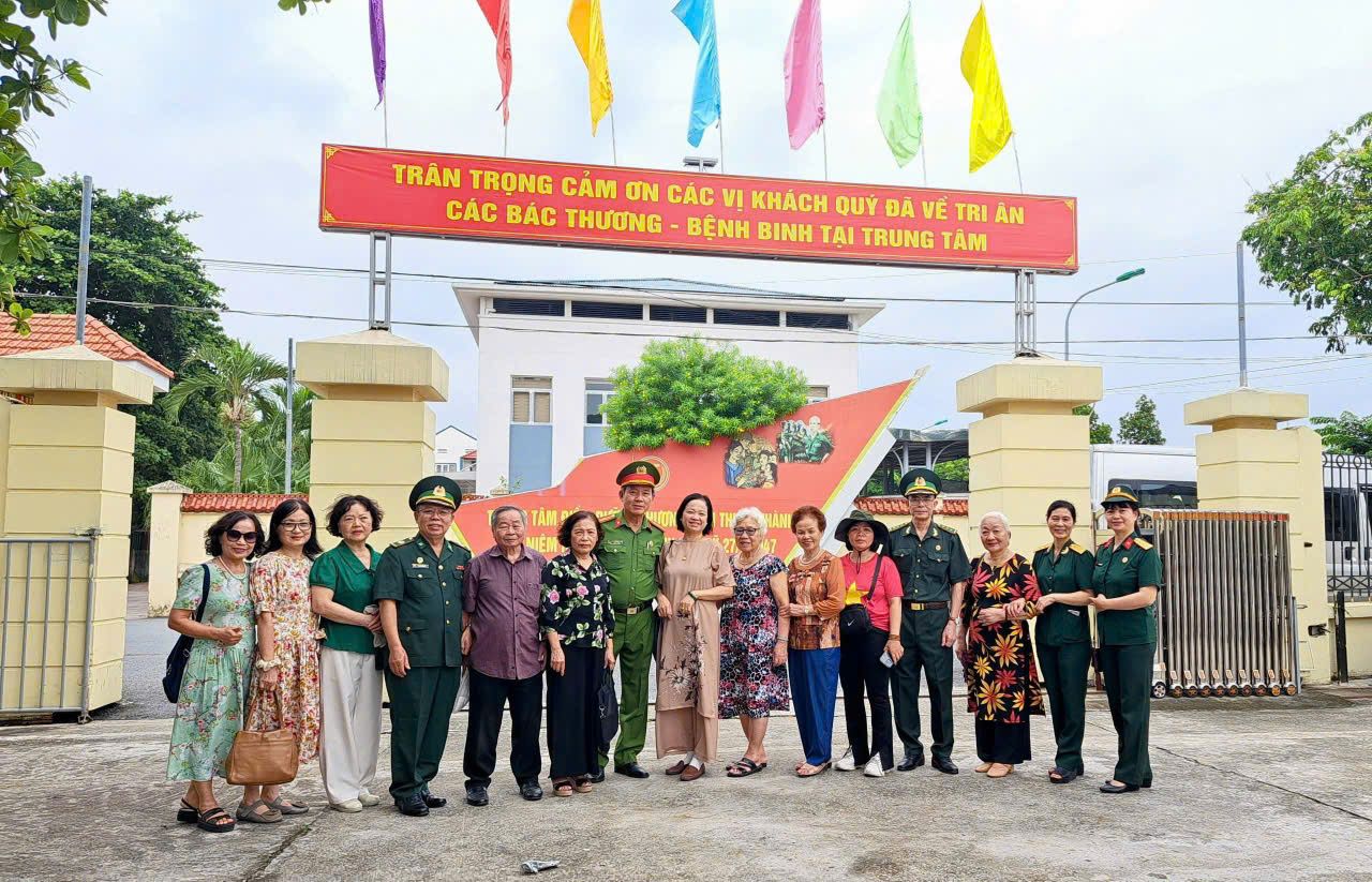 Đoàn khách cùng các bác trước cổng trung tâm