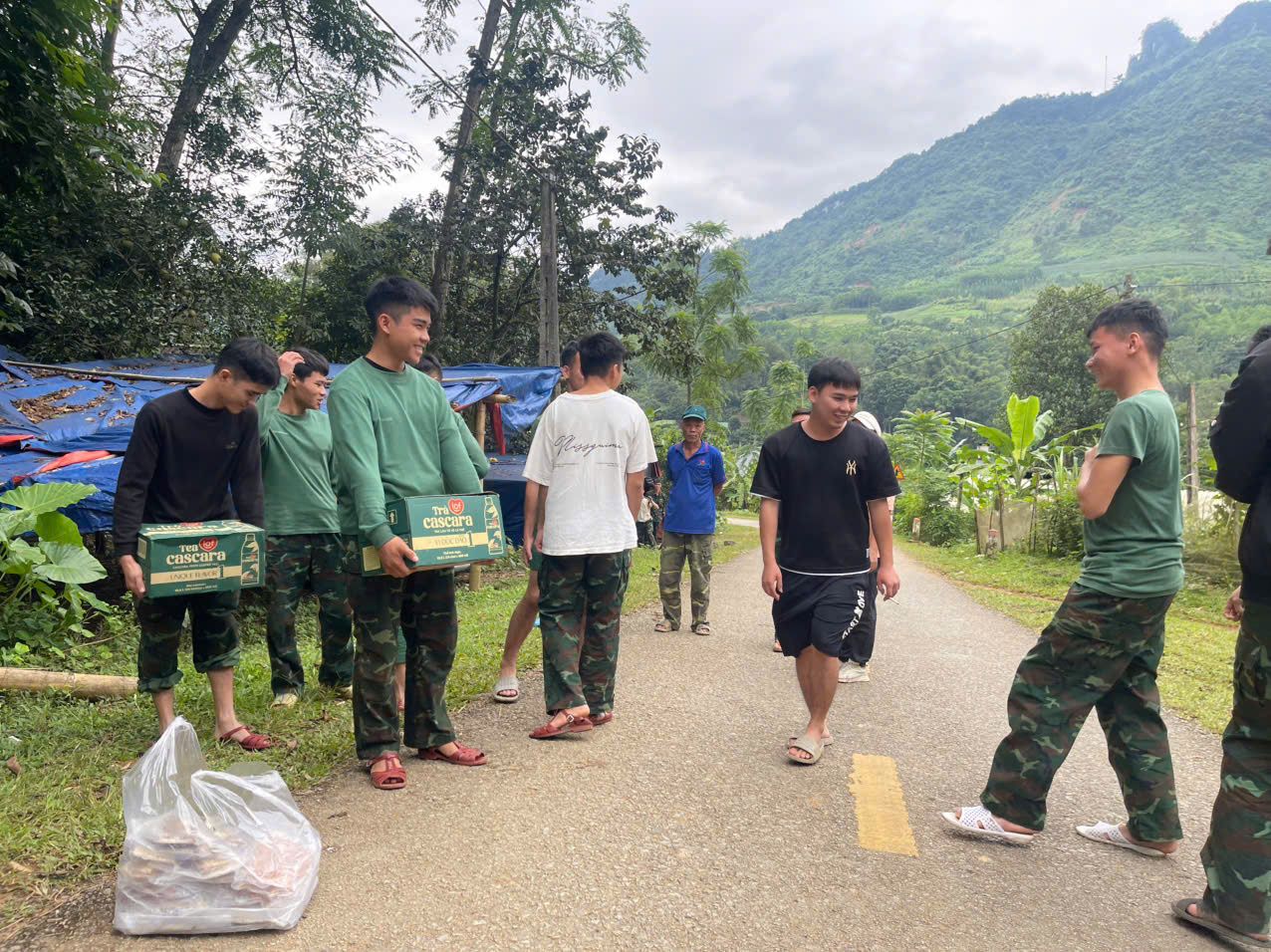 Cùng chuyển hàng tới bà con