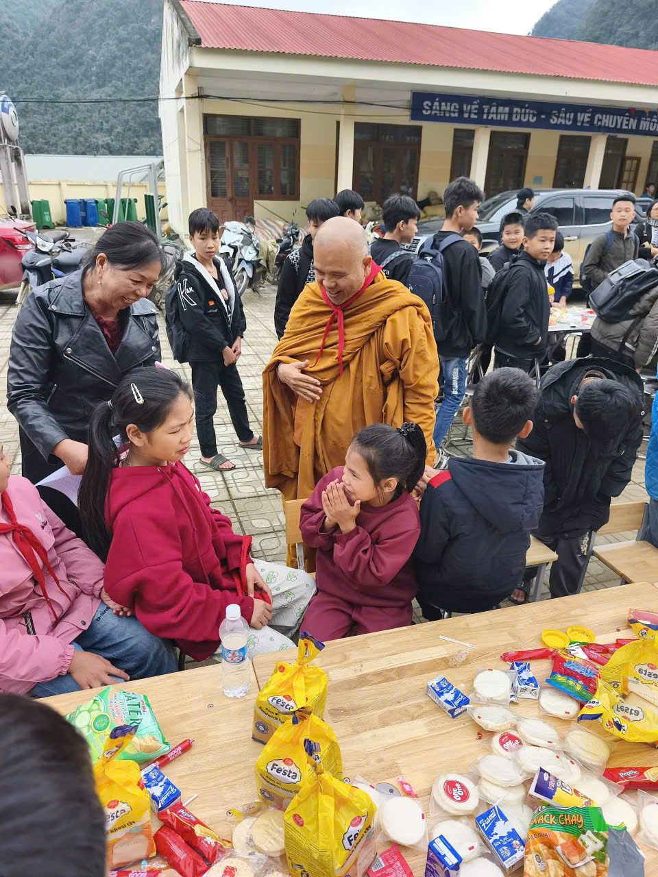 Sư thầy cùng các em bên những phần quà