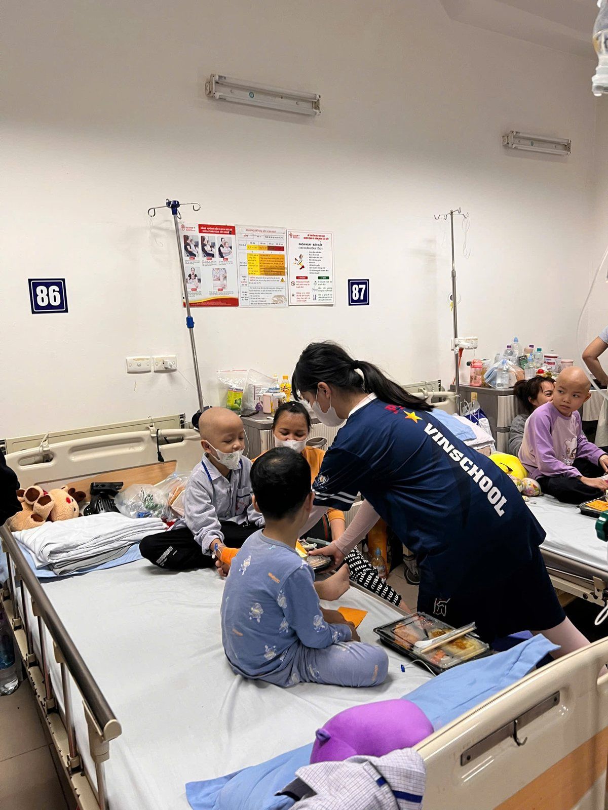 Trao cơm tận giường trong phòng điều trị