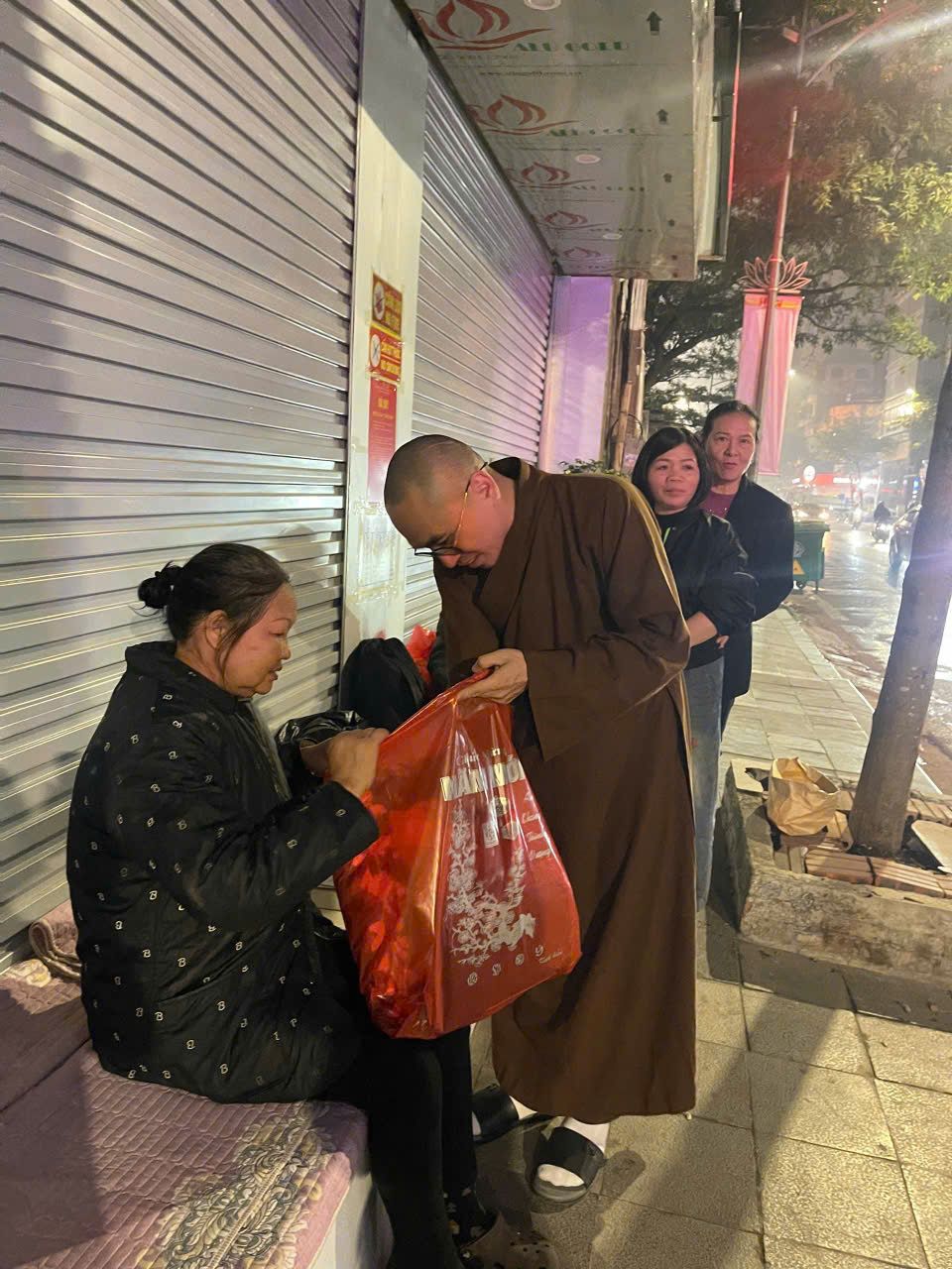 Hỏi thăm, trao quà bên hiên nhà
