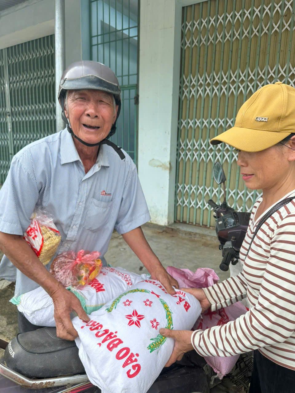 Trao gạo tận tay bà con sau lũ
